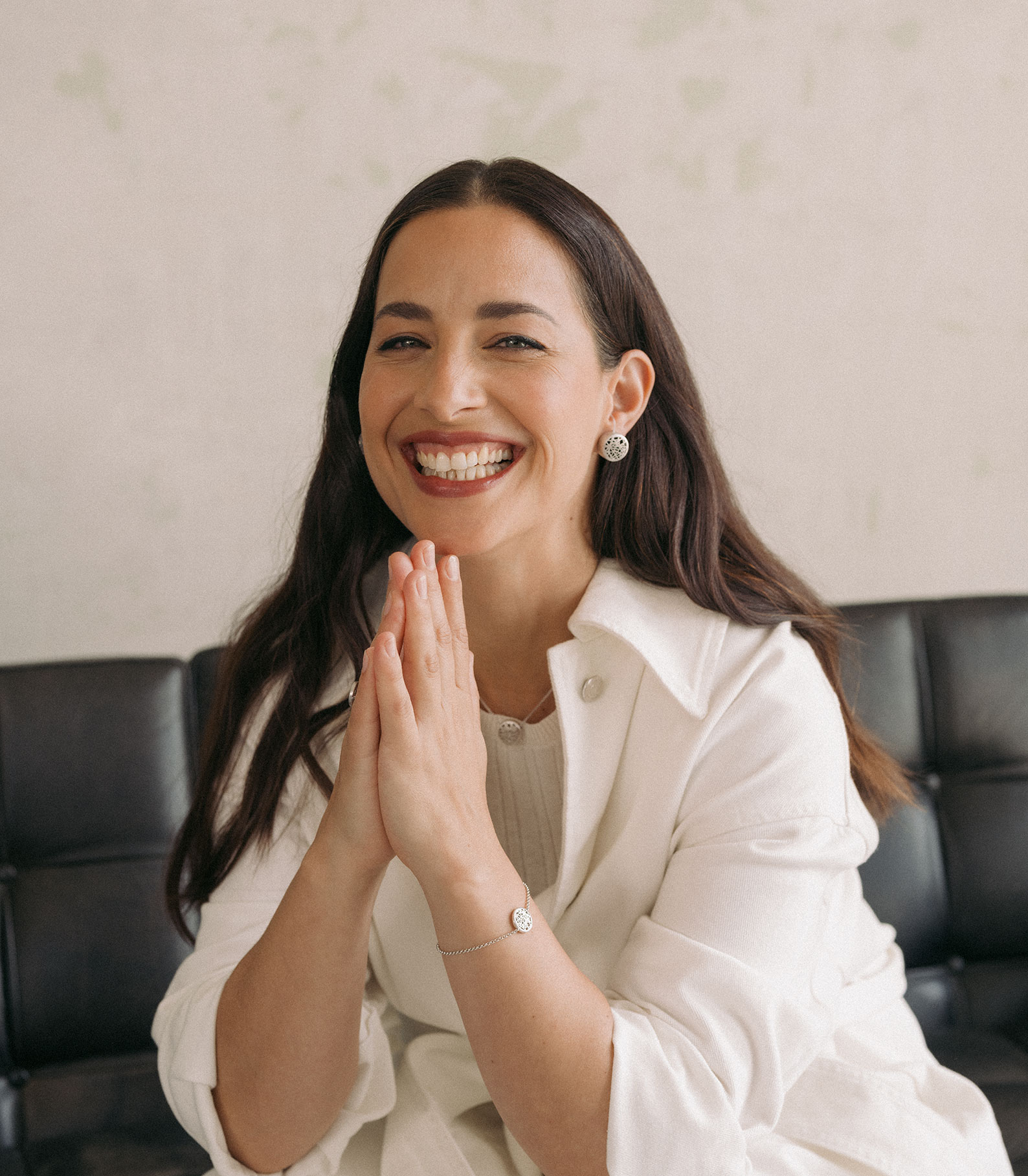 Eora Protagonistin trägt Eora Hörschmuck als Ohrstecker